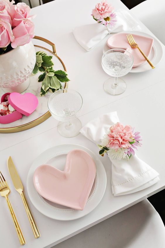 20 Beautiful Valentine's Day Table Setting and Centerpiece Ideas (2024)